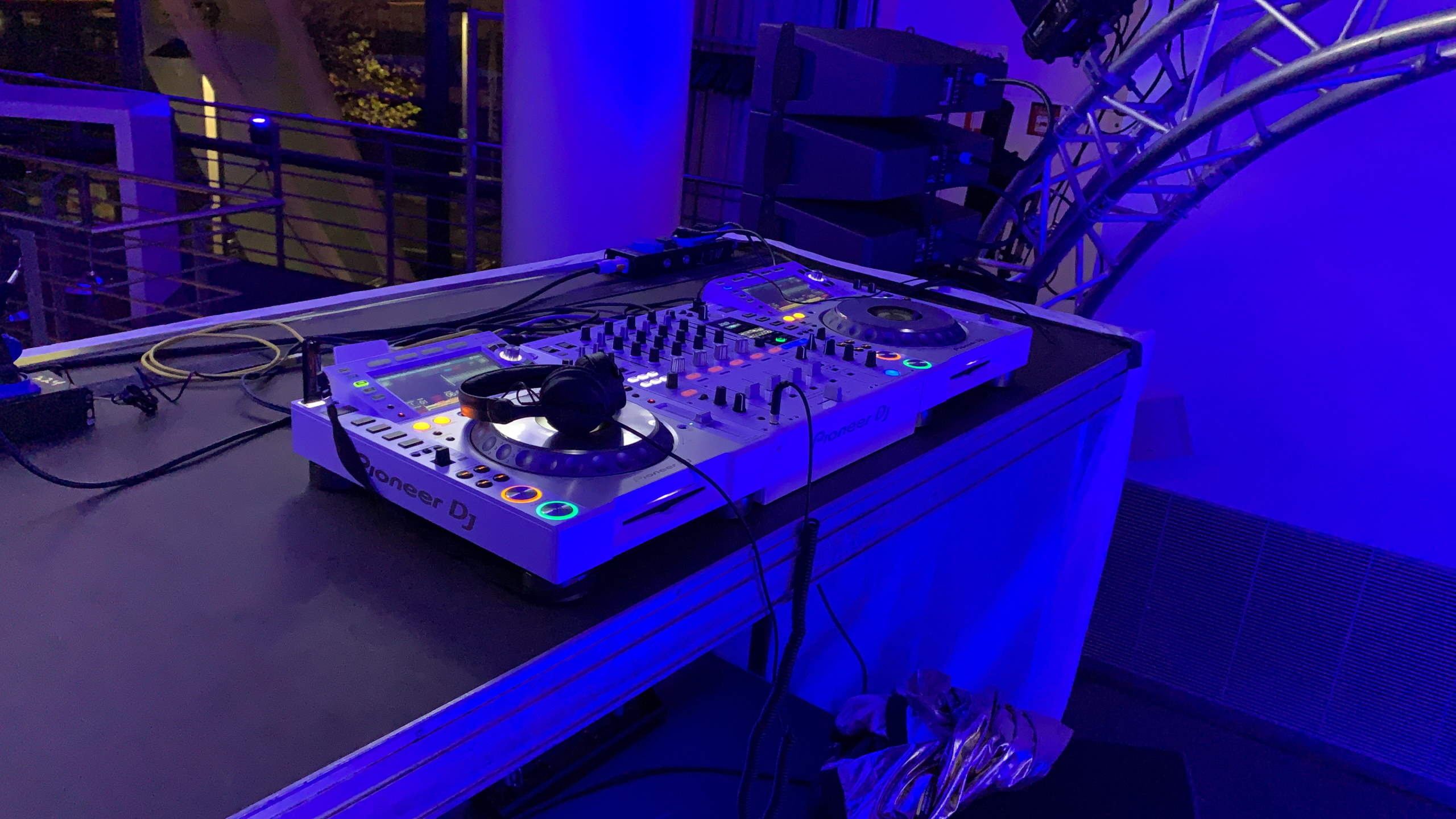 Pioneer Dj Set in der vermietung auf einer Veranstaltung.