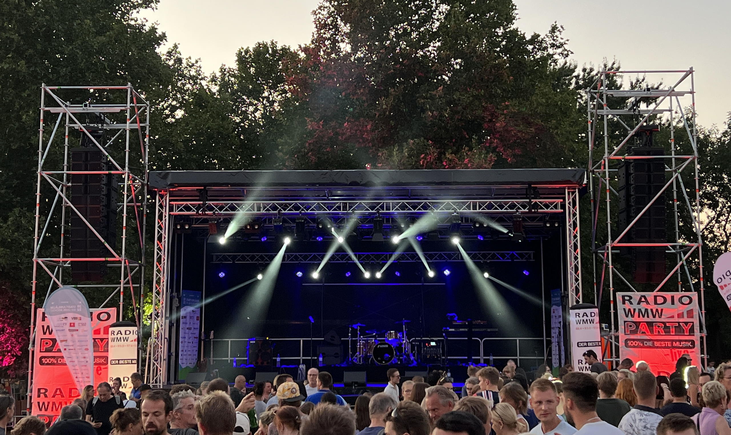 Festivalbühne mit LED-Wand bei Nacht