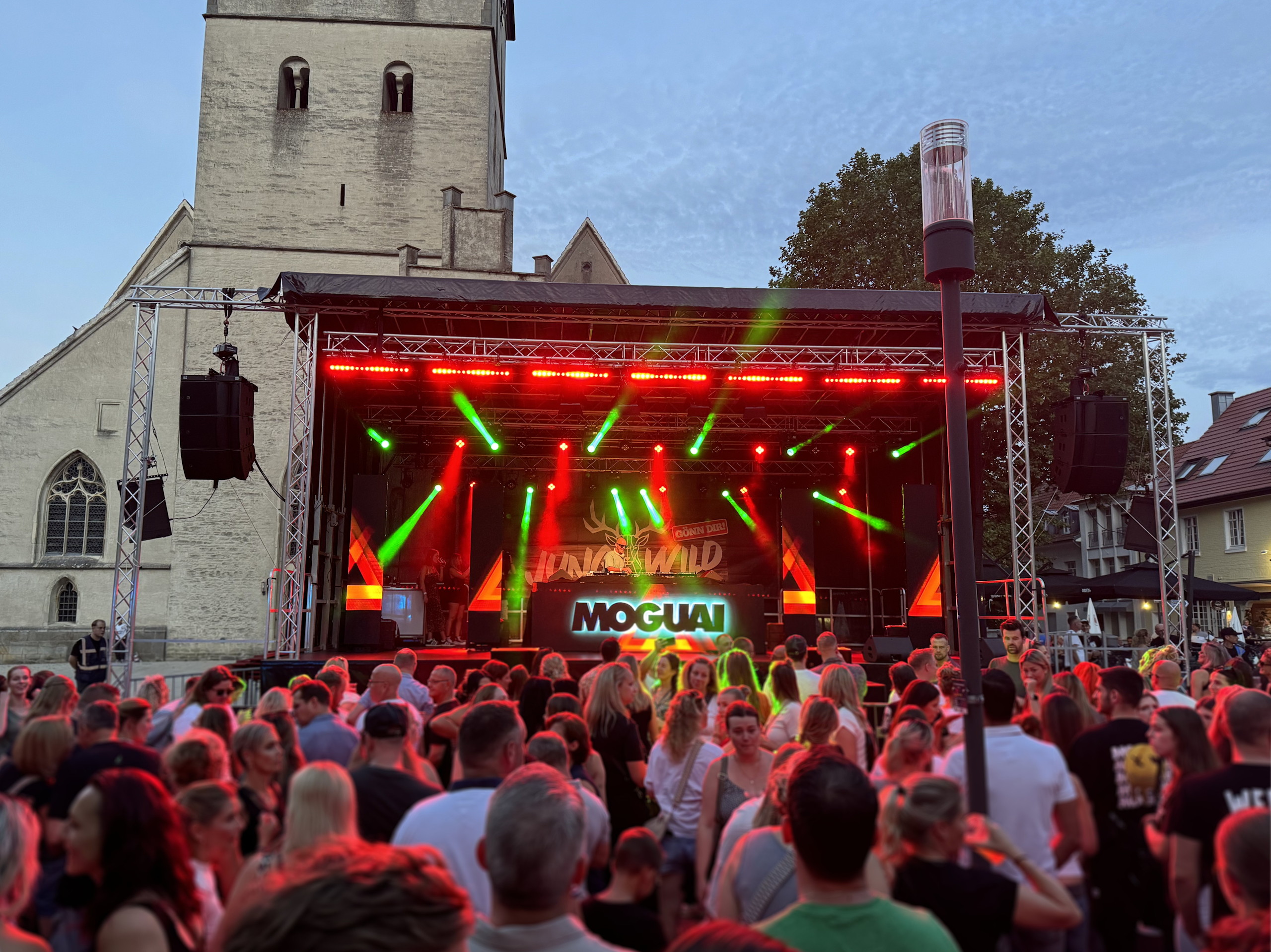 Festivalbühne mit LED-Wand bei Nacht