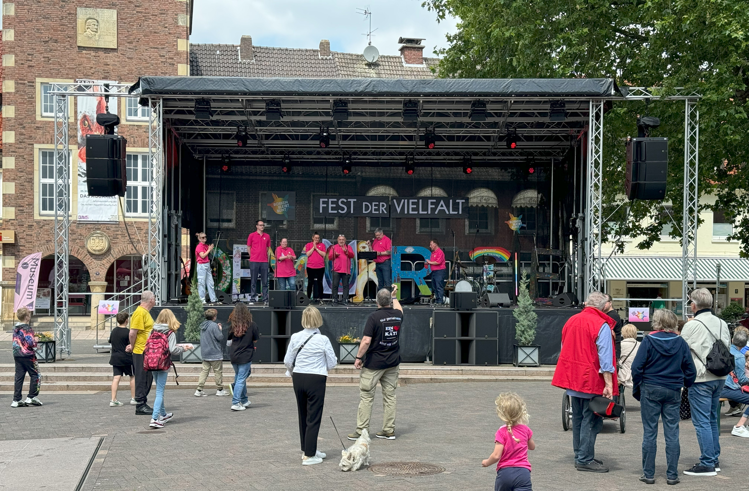 Bühne auf Marktplatz für Kulturveranstaltung sowie Beschallung