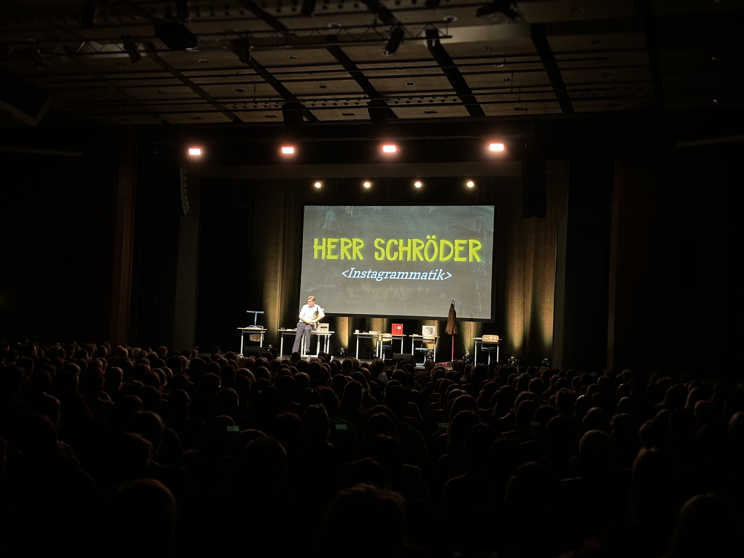 Herr Schröder mit Instagrammatik auf Bühne mich Leinwand