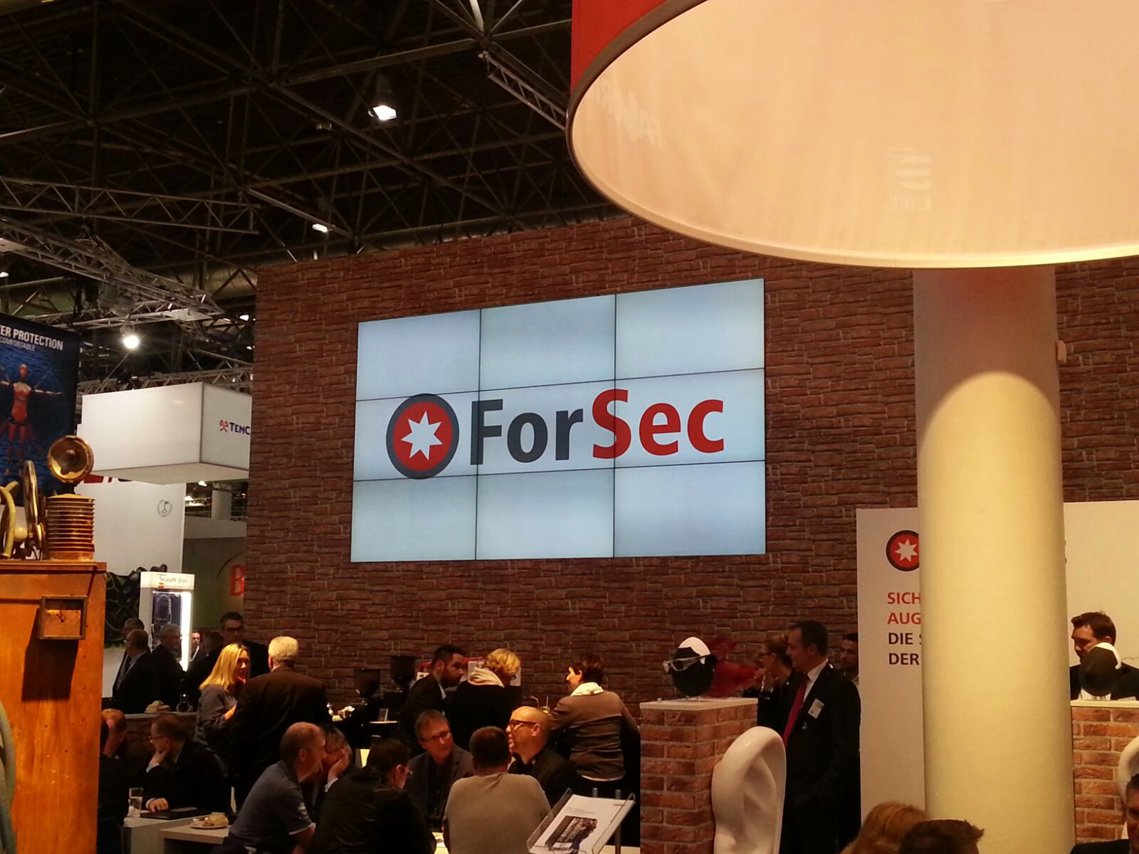 Professioneller Messestand mit Videoinstallation in Messehalle