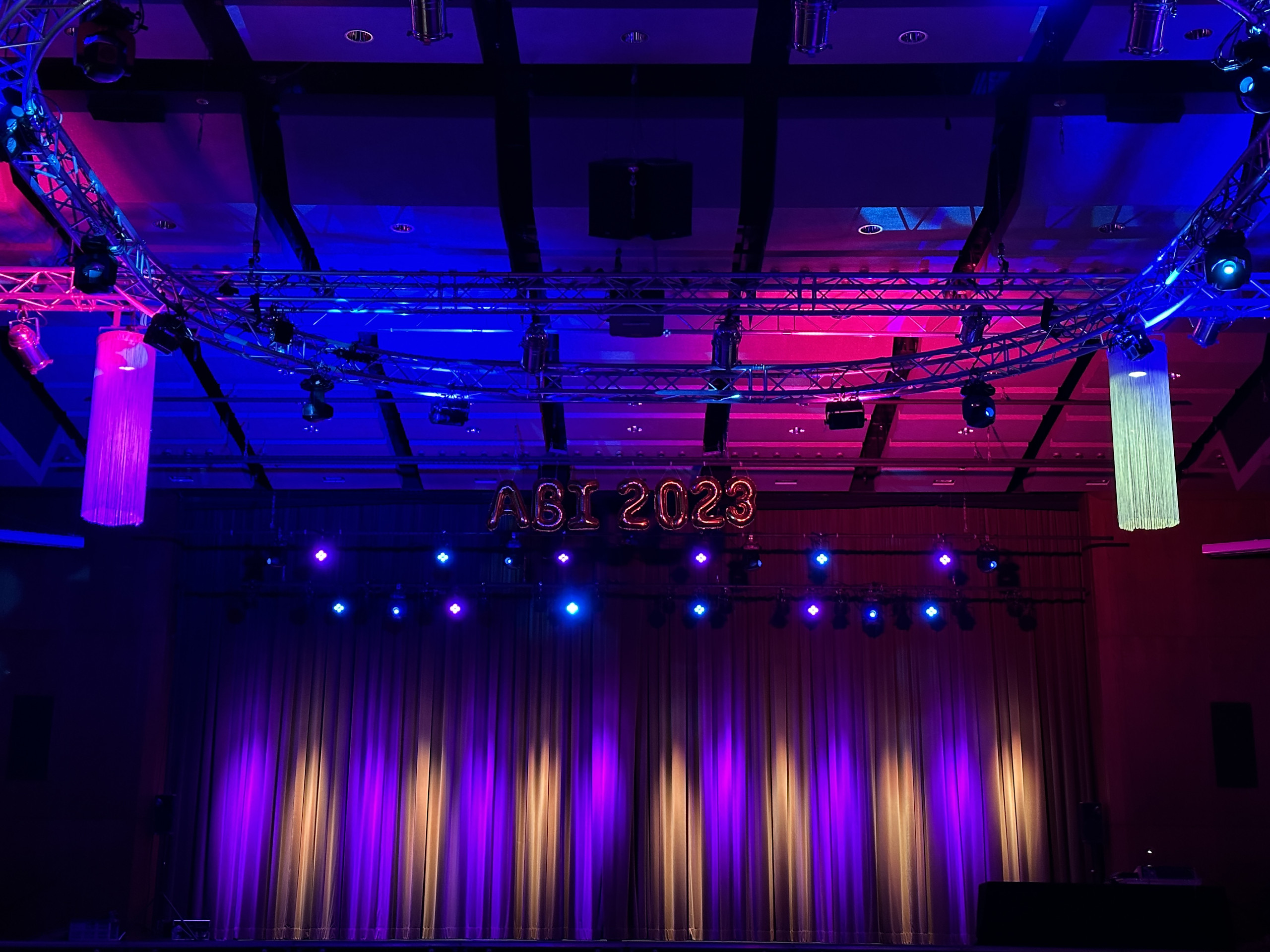 Abiball mit Bühne, Lichtshow und Tanzfläche