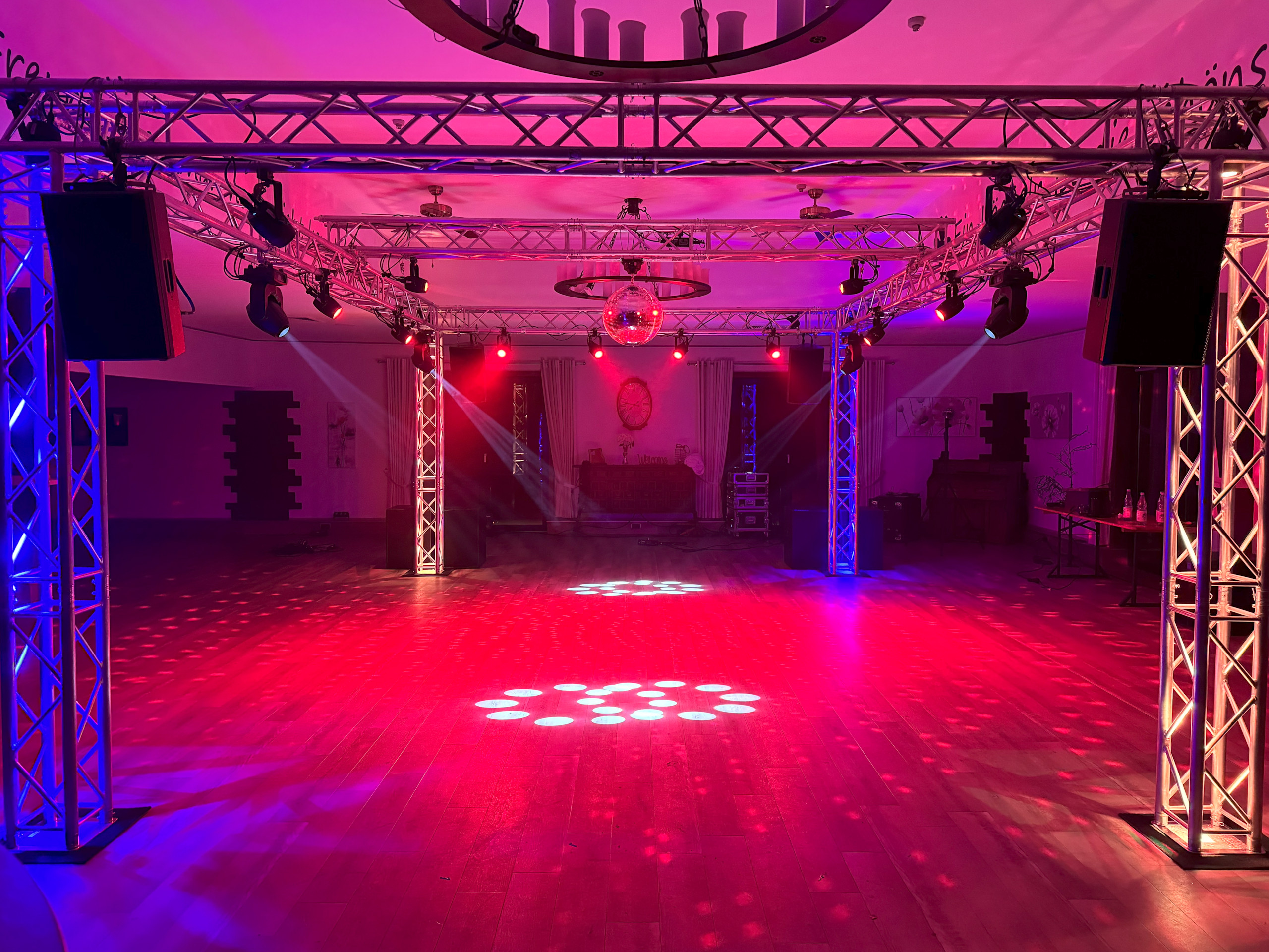 Hochzeitsfeier mit Ambientebeleuchtung und DJ-Technik