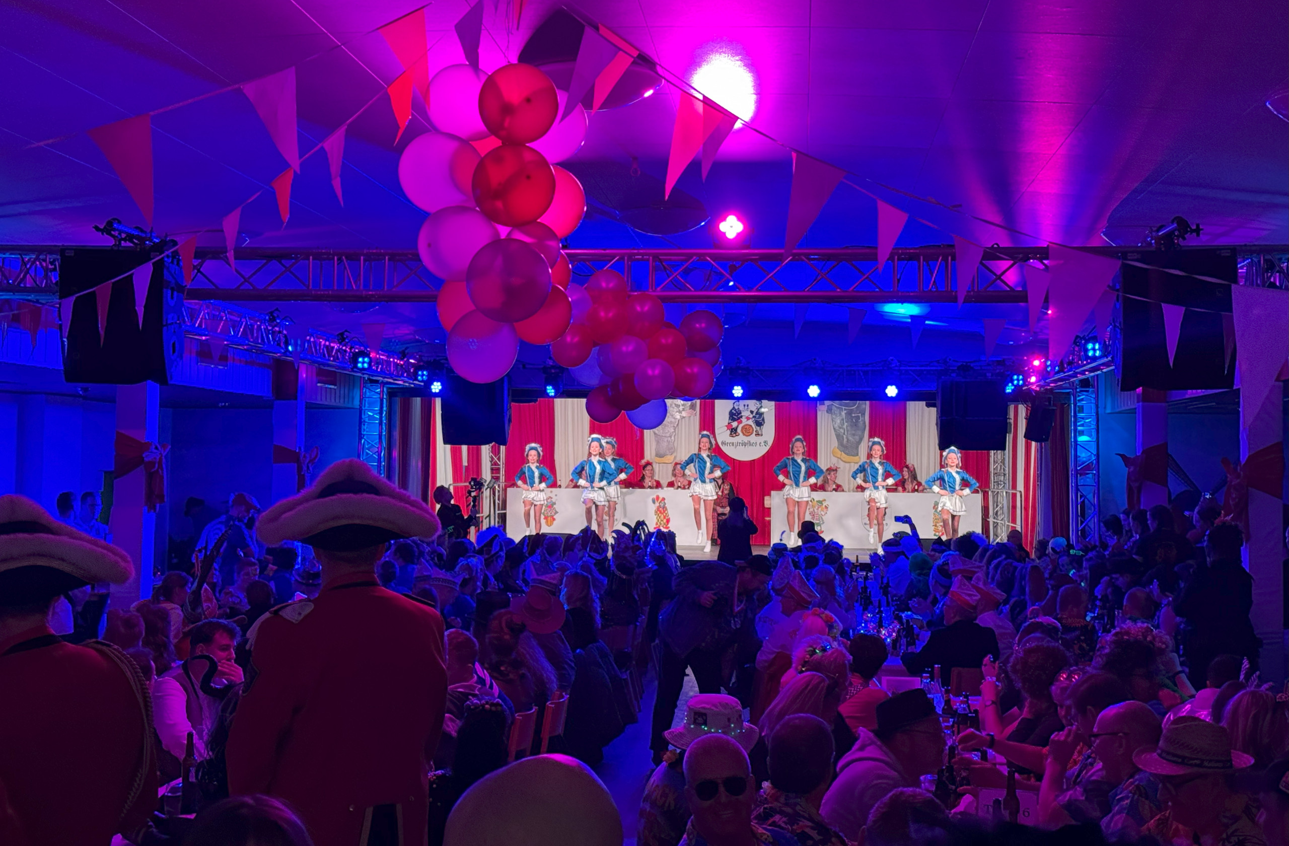 Karneval Wagenvorstellung Sporker Grenztröpfkes mit Bühne und Technik