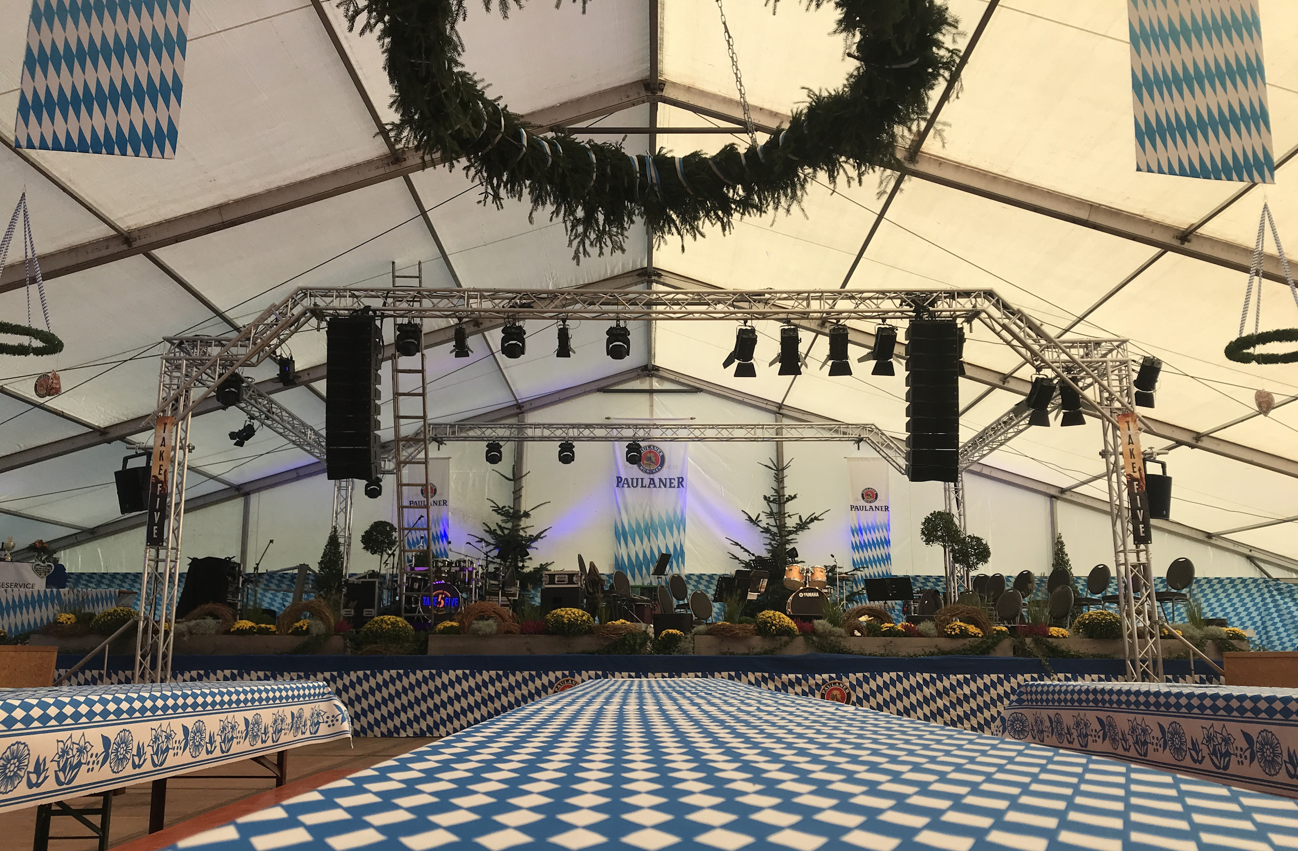 Oktoberfest Weseke mit Bühne und Band