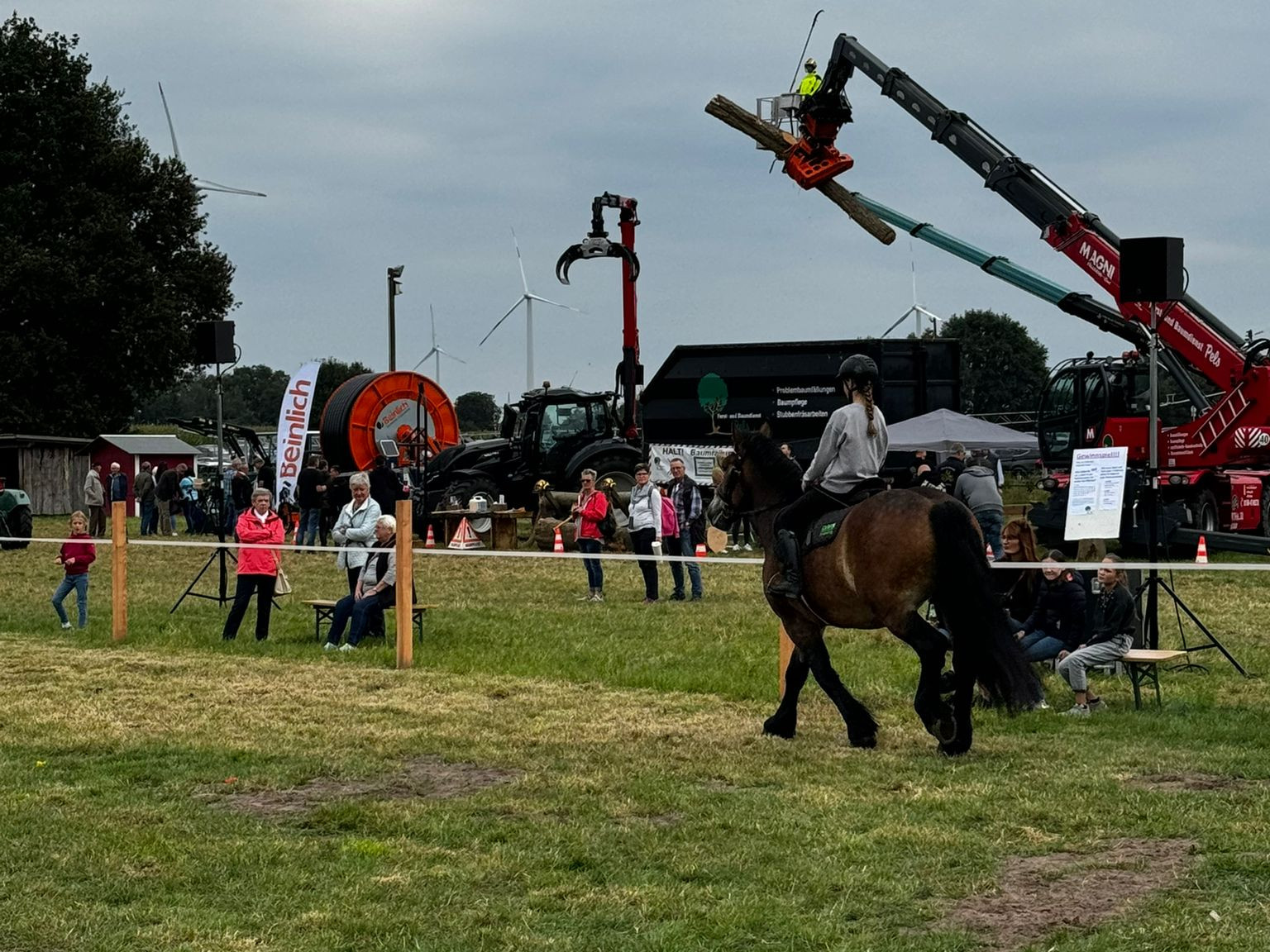 Schützenumzug mit Lautsprecherwagen und Durchsage