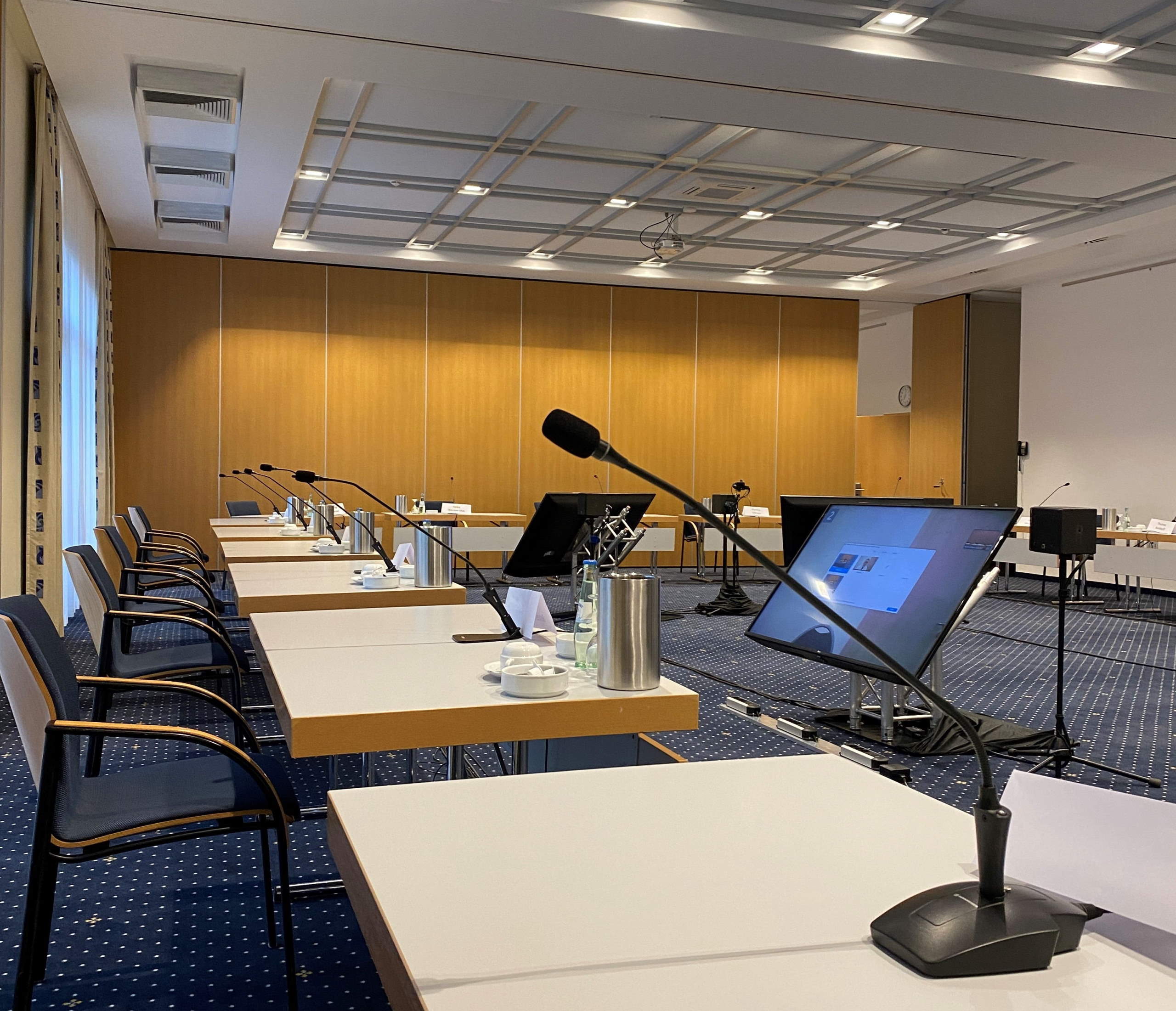 Konferenz- und Videotechnik zur Umsetzung eines Hybriden Digital Events