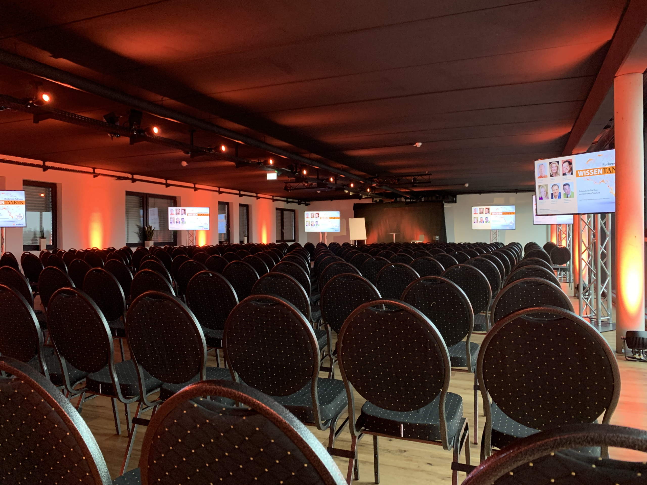 Medientechnik und Dekobeleuchtung sowie Service für ein Corporate Event