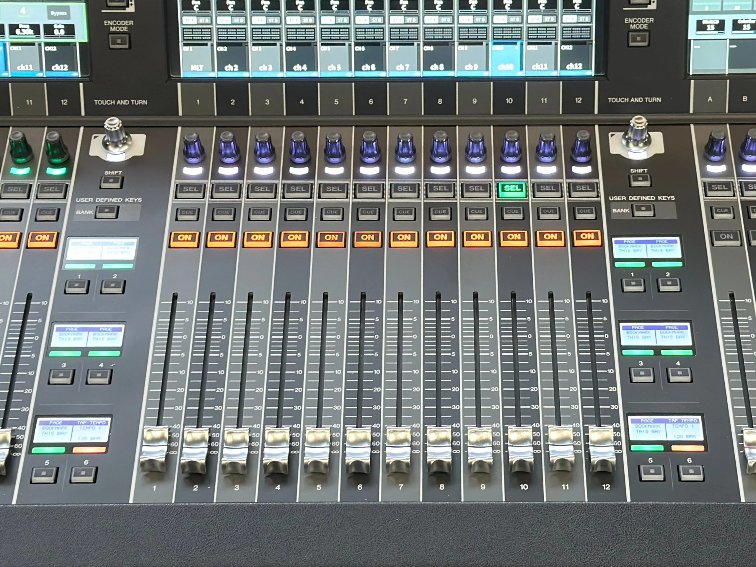 Yamaha Digitalmischpult mit Fader