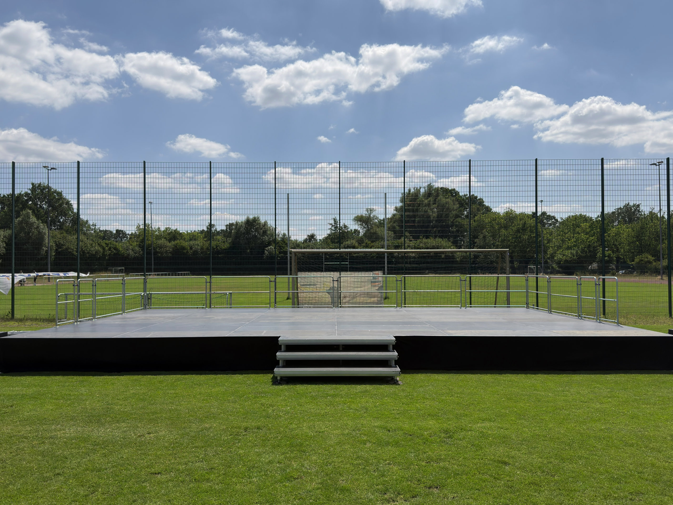 Modulare Bühnenfläche mit 12 x 8m